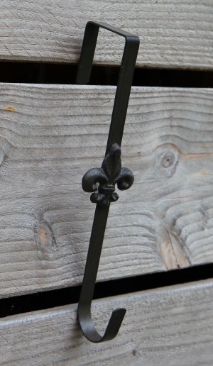 DHG123 metalen deurkranshanger met een Franse lelie donkerbruin