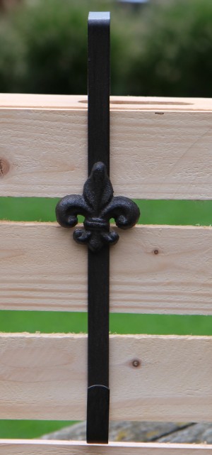 DHG123 metalen deurkranshanger met een Franse lelie donkerbruin