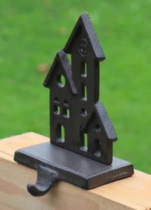 XM151 gietijzeren stocking hanger met kerk en 2 huisjes donkerbruin