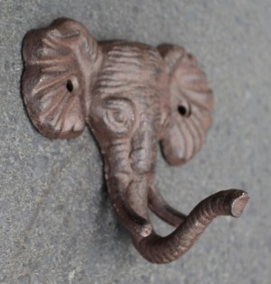 6Y3043 kapstokhaak olifant van gietijzer donkerbruin