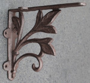 6Y3023 gietijzeren plankdrager blaadjes/lelies 19,5cm donkerbruin