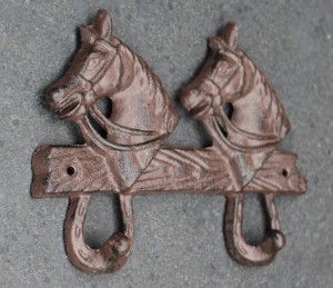 KH1745 kapstok paarden met 2 haken donkerbruin