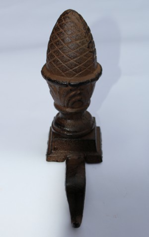 XM444 gietijzeren stocking hanger met dennenappel