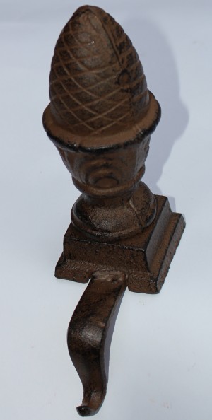 XM444 gietijzeren stocking hanger met dennenappel