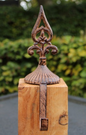 Gietijzeren Stocking Hanger Franse lelie bruin