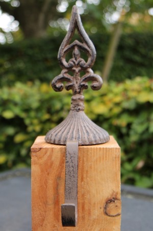 XM449A gietijzeren stockinghanger Franse lelie donkerbruin