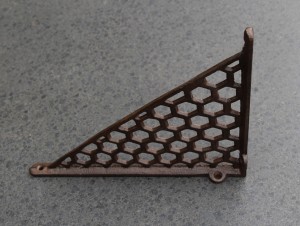 PD143 gietijzeren plankdrager 24,5 of 19cm donkerbruin honingraat