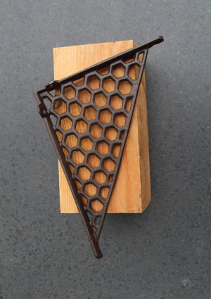 PD143 gietijzeren plankdrager 24,5 of 19cm donkerbruin honingraat
