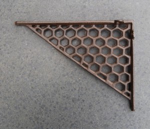 PD143 gietijzeren plankdrager 24,5 of 19cm donkerbruin honingraat