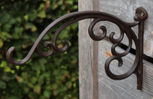WG158 sierlijke wandhaak gietijzer 30cm donkerbruin