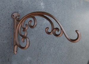 WG158 sierlijke wandhaak gietijzer 30cm donkerbruin