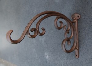 WG158 sierlijke wandhaak gietijzer 30cm donkerbruin