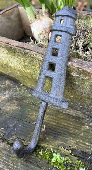 KH2780 gietijzeren kapstokhaak vuurtoren donkerbruin