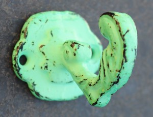 KH837 klein antiek groen kapstokhaakje van gietijzer