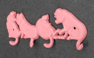 LH257 gietijzeren kapstok roze met 4 haakjes en 4 varkens/biggen