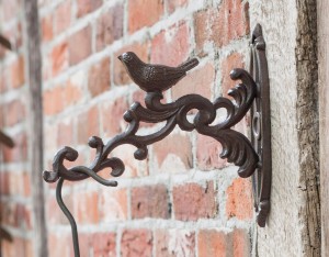 BR21 gietijzeren hanging basket haak met vogeltje donkerbruin